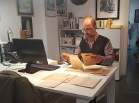 Josep Segura, coordinador del centre, catalogant les cartes.