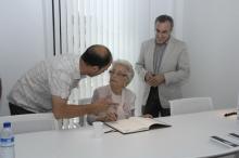 Mª Teresa Peyri Macià firmant el llibre d'honor de l'Espai (Ajuntament de les Borges Blanques)