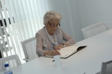 Mª Teresa Peyri Macià firmant el llibre d'honor de l'Espai (Ajuntament de les Borges Blanques)
