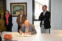 El president Jordi Pujol firmant el llibre d'honor de l'Espai Macià (Ajuntament de les Borges Blanques)